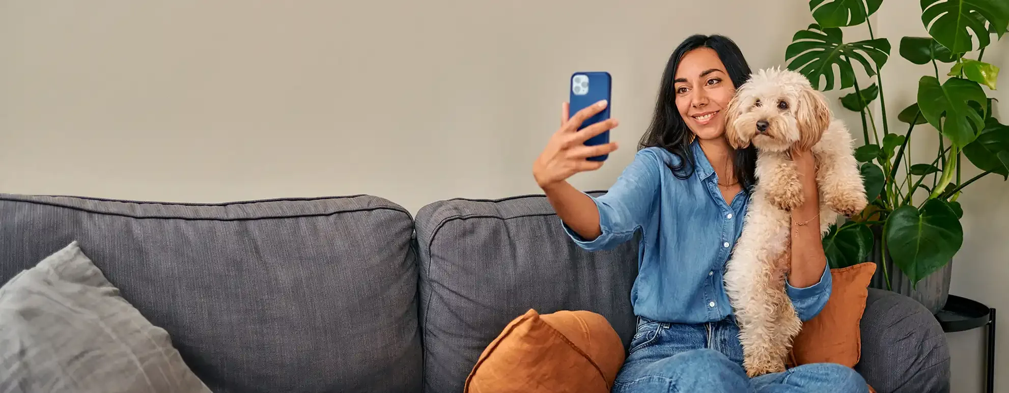 Lemmikkivanhempi puhumassa eläinlääkärille FirstVet- sovelluksessa